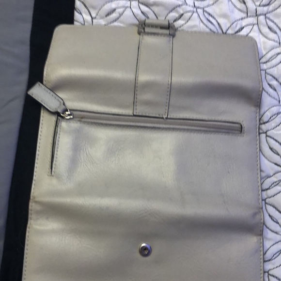 SALE!!! GUESS BEIGE WALLET 🔥🔥🔥 - Picture 4 of 5